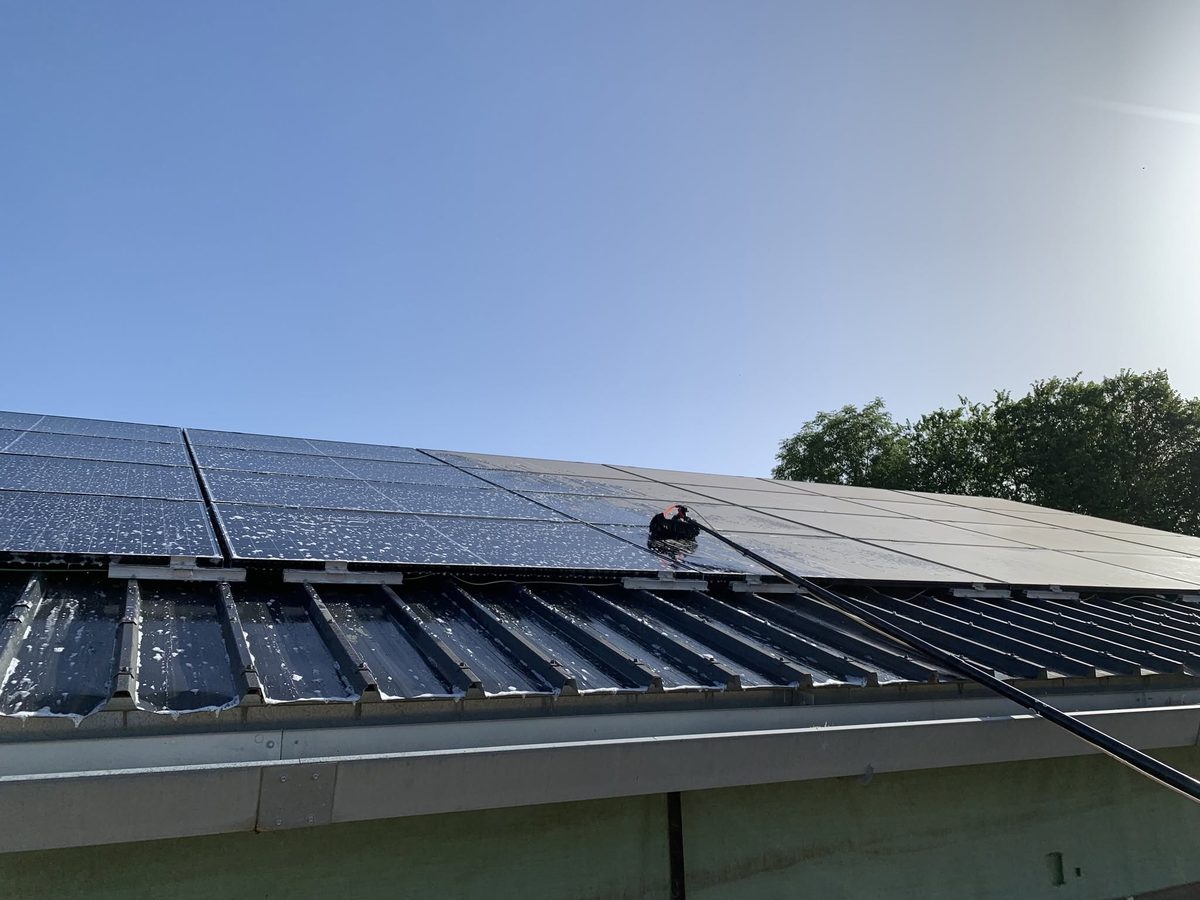 Intervention par perche télescopique sur panneaux solaires