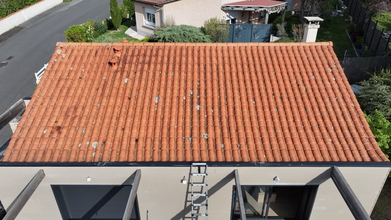 Toiture avant démoussage par drone