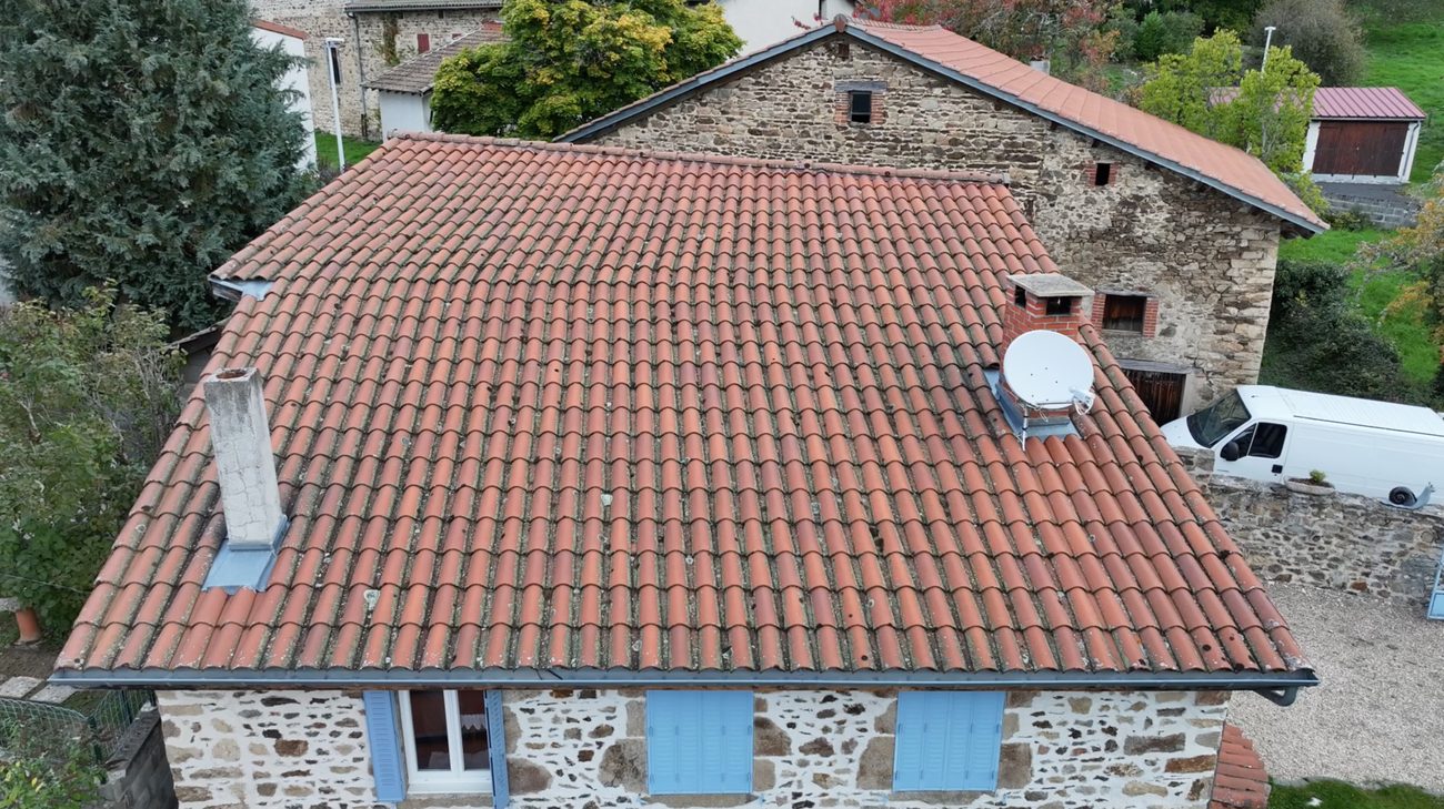 Nettoyage de toiture en pierre — avant